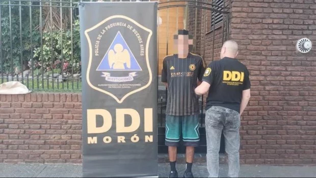 Víctor Fernando David Cequeira (42) llevaba puesta una gorra de color amarillo que había utilizado en los dos hechos delictivos.