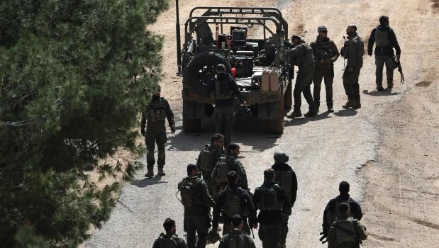 Soldados israelíes se congregan en una posición no revelada en la frontera entre Israel y el Líbano.