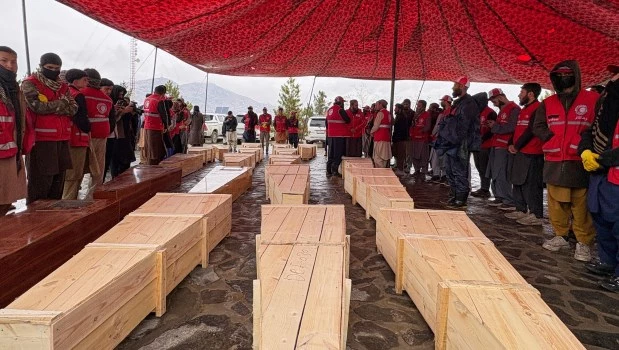 Ataúdes de las víctimas de un ataque aéreo paquistaí el lunes contra un hospital de rehabilitación de drogas en Kabul, Afganistán