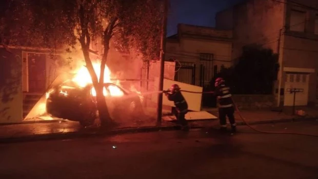 Mar del Plata: una mujer robó un auto, lo chocó contra una casa en obra y causó un incendio