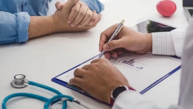 Crean un registro para que obras sociales y prepagas reciban a monotributistas de entidades dadas de baja