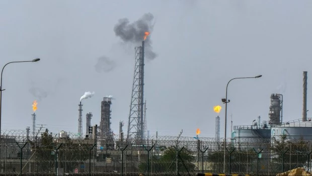 Irán ataca una refinería en Kuwait y Jerusalén; bombardeos sobre Teherán