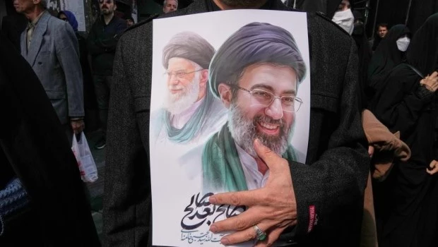 La televisión de Irán difundió un video de Mojtaba Jamenei