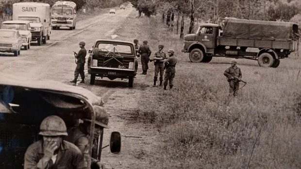 Un control caminero a cargo del Ejército en Tucumán a fines de 1975, pocos meses antes del golpe militar. Crédito: Archivo La Prensa