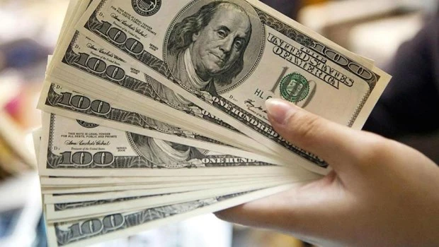 El dólar resiste por debajo de los $1.400 en su mayor baja semanal desde fines de enero