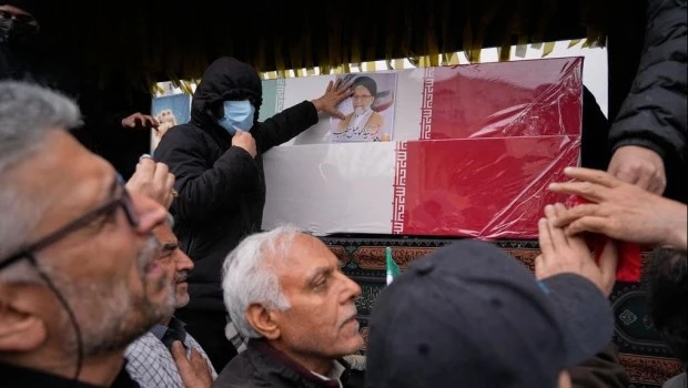 Iraníes se acercan a los ataúdes del ministro iraní de Inteligencia, Esmail Khatib, y de su esposa y su hija, durante el cortejo fúnebre en Teherán.