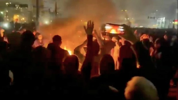 En esta imagen, tomada de un video que circulaba por redes sociales, manifestantes bailan y cantan alrededor de una hoguera en las calles de Teherán, el 9 de enero de 2026.