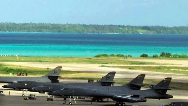 Irán bombardea una base estratégica en el Índico y desafía el alcance de su arsenal