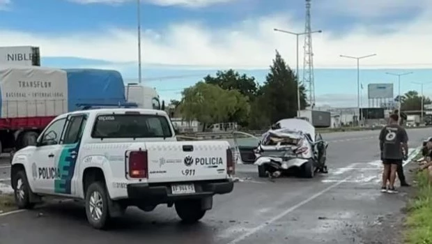 Tragedia en la ruta 9: un camión embistió un auto detenido y murió una joven