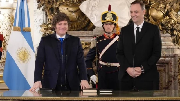 Milei desaprobado, “carnicería mediática” y oposición inviable