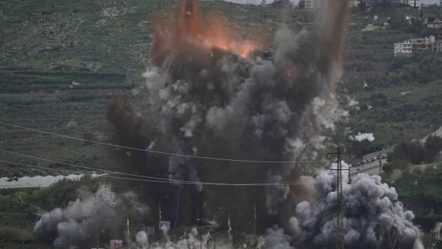 Israel bombardea un puente clave en Líbano y ataca instalaciones de armas en Teherán