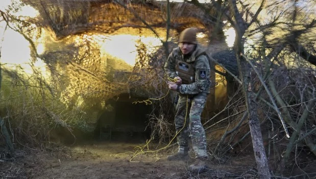 Un soldado ucraniano dispara un obús M-109 "Paladin" de 155 mm contra las fuerzas rusas en la línea del frente en la región de Zaporiyia, Ucrania (18 de marzo de 2026).