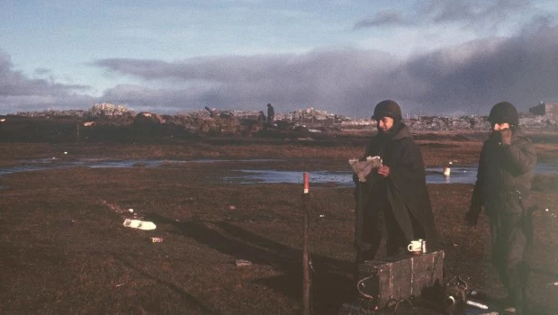 A la derecha, Caballero, con teléfono, a su lado el soldado Mango.
