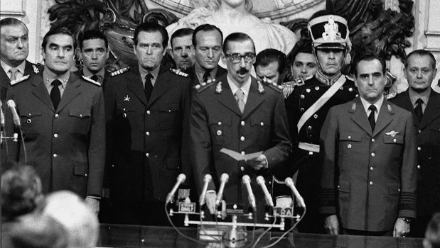 La tragedia argentina de los años 70: no hubo dos demonios, sí dos violencias