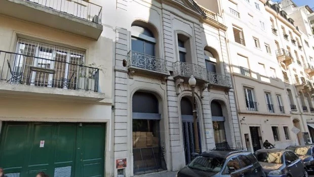 El inmueble, que durante años albergó un local de la firma italiana Ermenegildo Zegna, comenzó a ser demolido tras la autorización otorgada por el Gobierno porteño.