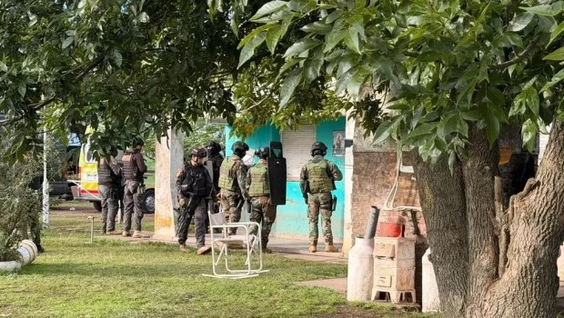 Un hombre rompió la tobillera electrónica y se atrincheró con su expareja cautiva en Rauch