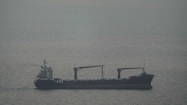 Irán permite el paso de un buque tailandés por Ormuz tras coordinarlo con Omán