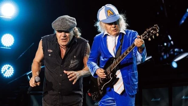 Angus Young y Brian Johnson conduciendo una noche arrolladora en el Monumental. Foto: Pablo Alonso