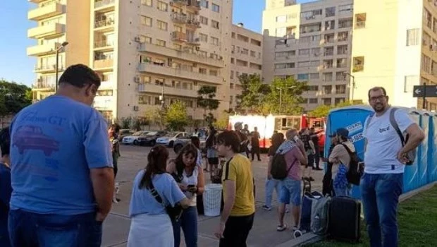 Evacúan a los habitantes del complejo de viviendas de Parque Patricios por un posible colapso