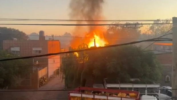 Incendio y explosiones en un depósito de garrafas en Mariano Acosta
