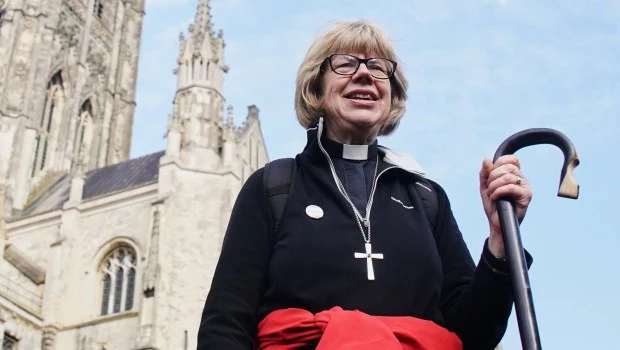 La arzobispa de Canterbury Sarah Mullaly, tras la ceremonia celebrada en Canterbury.