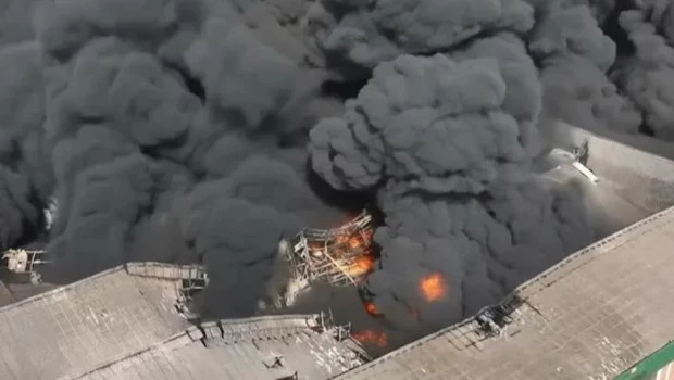 El incendio en el depósito de Francisco Álvarez sigue activo, pero la situación está controlada