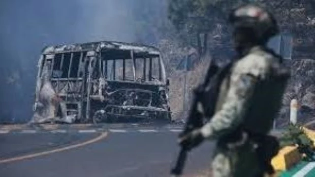 Un micro atacado por el CJNG.