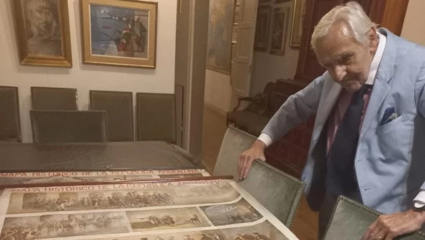 Rosendo Fraga observa las acuarelas que le había obsequiado su padre.