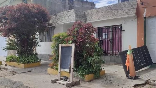 Frente de la casa donde fue asesinado a tiros Oscar Ramón Sarria, de 62 años. (Foto: Gentileza Diario La Capital de Rosario)