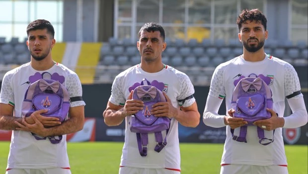 Los futbolistas de Irán homenajearon a las niñas asesinadas en Minab