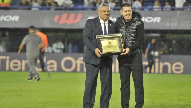 Tapia recibió una plaqueta por parte de Riquelme. Foto: Gustavo Carabajal.