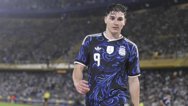 Julián Álvarez, con la nueva camiseta de la Selección. Foto: Gustavo Carabajal.