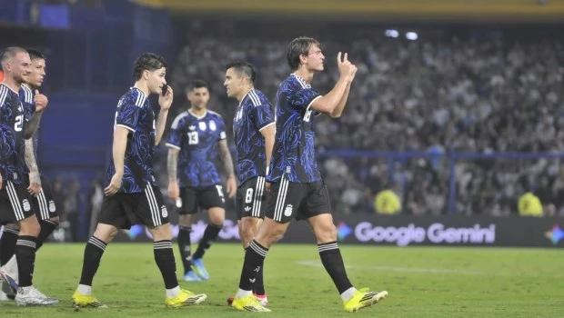 Nico Paz festeja su golazo de tiro libre.