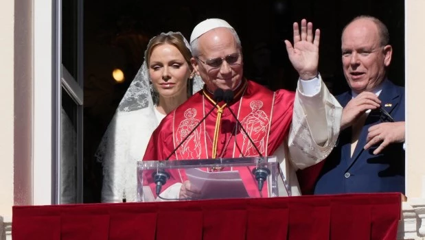León XIV y los príncipes Charlene y Alberto II de Mónaco, saludan desde el balcón de la Galería de Hércules.