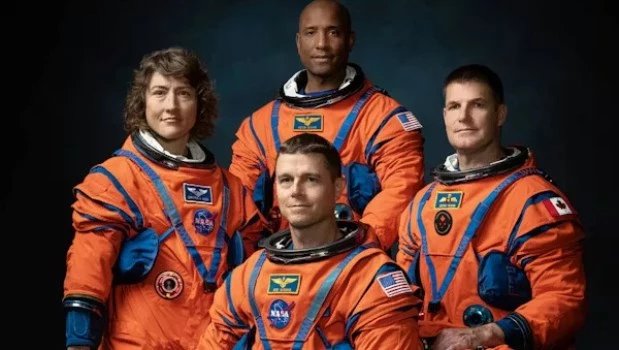 Los miembros de la tripulación de la misión Artemis II son, en sentido contrario a las agujas del reloj desde la izquierda, los astronautas de la NASA Christina Hammock Koch, Reid Wiseman y Victor Glover, y el astronauta de la Agencia Espacial Canadiense Jeremy Hansen .