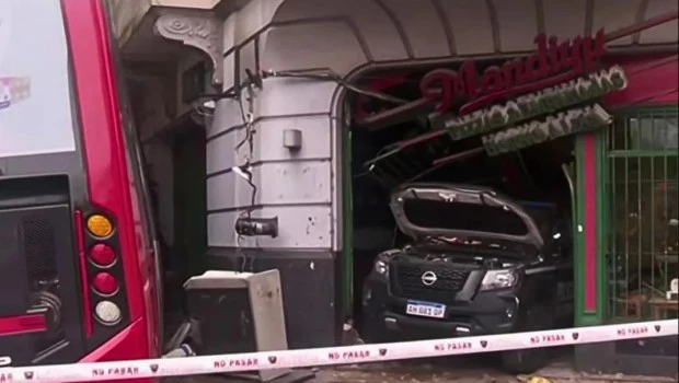 Un patrullero terminó dentro de una pizzería en Constitución tras un violento choque