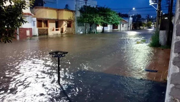 Fuerte temporal en Olavarría dejó casas inundadas y calles anegadas