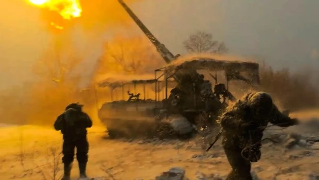 Soldados rusos en Ucrania disparan contra posiciones ucranianas.