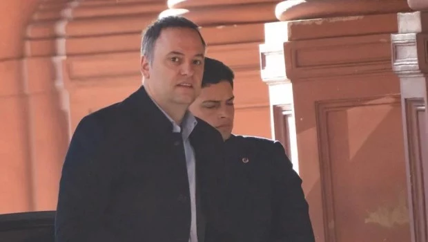 Amplían la denuncia contra Adorni por la compra del departamento de Caballito y piden citar a la escribana