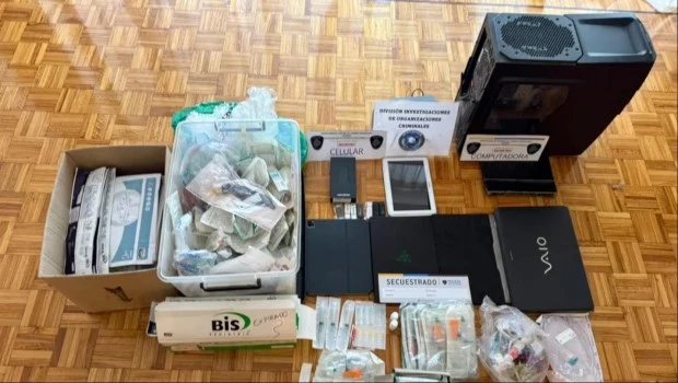 Se secuestraron tubos con anestesia, jeringas, agujas y ampollas con sedantes, pendrives, tablets, un celular y notebooks.