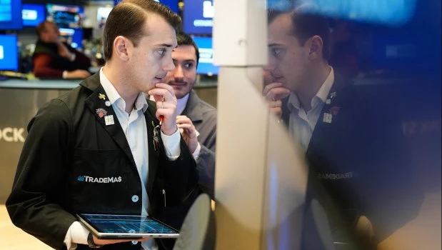 El dólar arrancó en alza en abril, mientras Wall Street se ilusiona