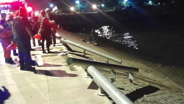 Una mujer perdió el control de su camioneta y cayó al Río de la Plata