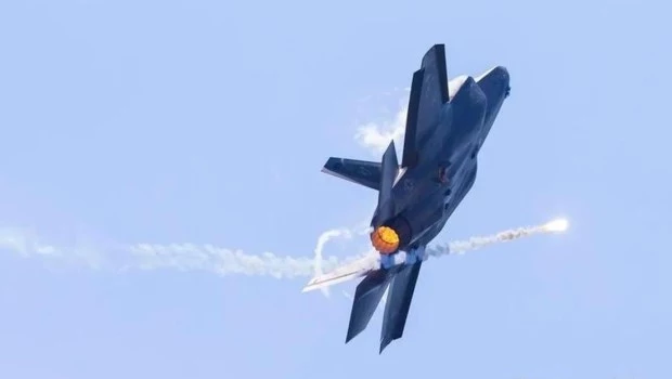 Irán asegura haber derribado un caza de EE.UU. y ofrece recompensa por el piloto