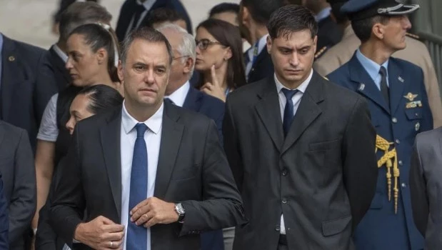 Adorni contrató un abogado en la causa por el vuelo a Punta del Este