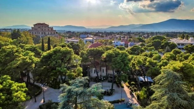´Tres veranos’ se desarrolla en un pueblo de campo cerca de Atenas.