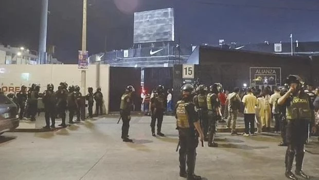 Al menos un muerto y 47 heridos al desplomarse una pared de la tribuna en el estadio de Alianza Lima