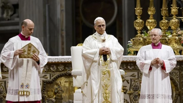 León XIV preside su primera Vigilia Pascual y bautizará a diez adultos en San Pedro