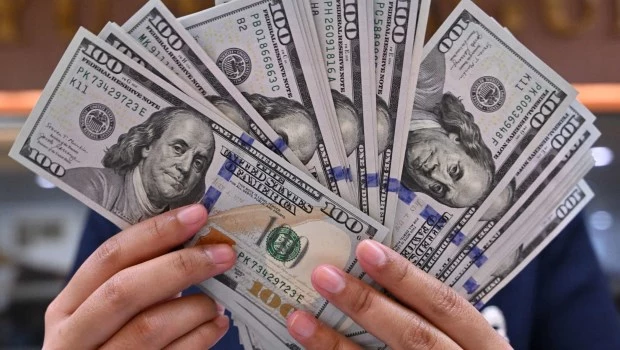 El dólar se mantiene 20% debajo del techo de la banda