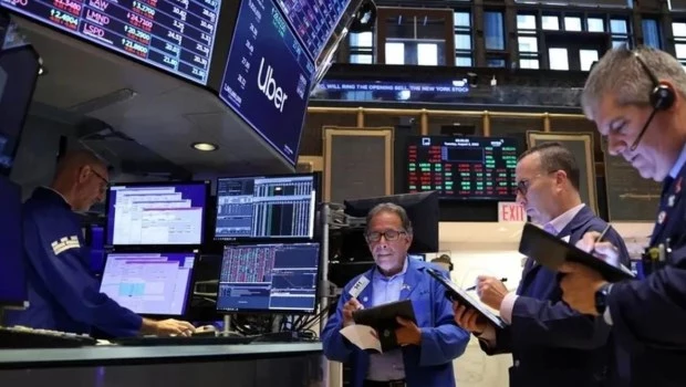 El riesgo país cae casi 10% y ronda los 550 puntos básicos tras la tregua entre EE.UU. e Irán