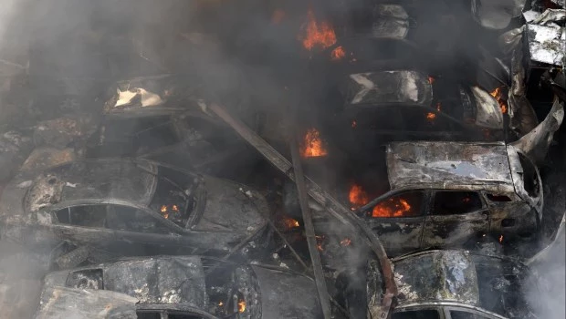 Coches quemados en el lugar de un ataque aéreo israelí en el barrio Corniche el-Mazraa de Beirut, Líbano.